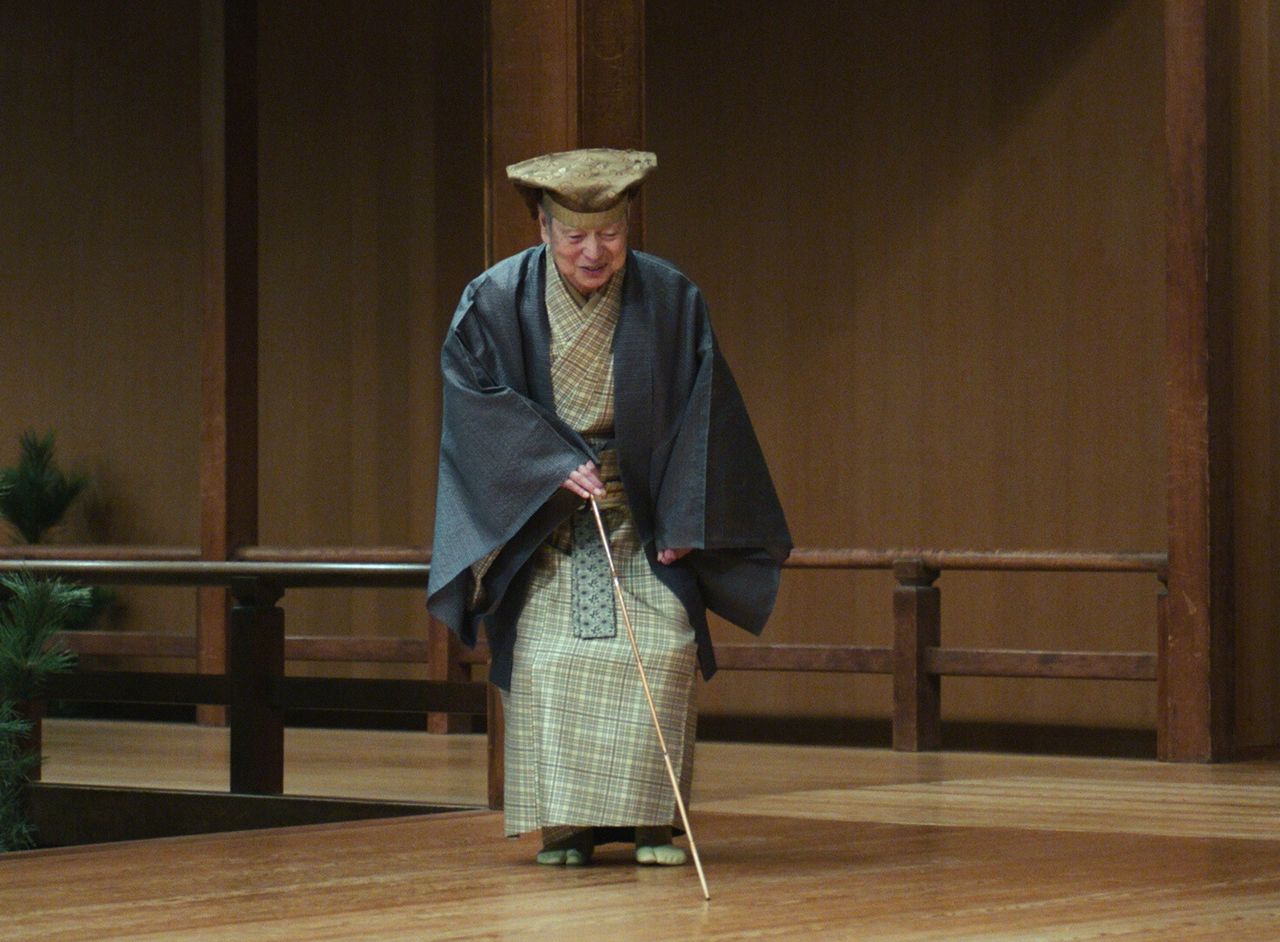 Mansaku appearing as the blind man in Kawakami. (© Mansaku no Kai)