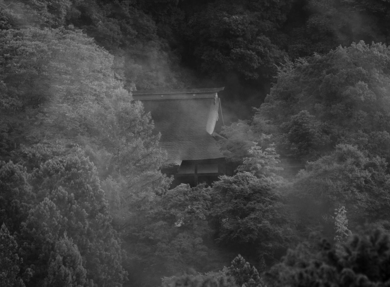 The solemn landscape of the temple Kongōji in Kawakami, Nara Prefecture—the setting of the kyōgen play of that name. (© Mansaku no Kai)