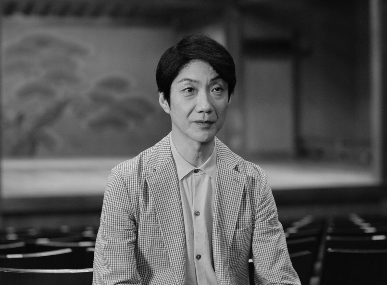 Nomura Mansai, a kyōgen superstar in his own right, passes on what he learned from Mansaku to Yūki. (© Mansaku no Kai)