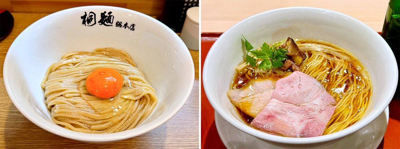 The Kiritama from Chūkasoba Kirimen Sōhonten at left, and Kuradashi Shōyusoba from Mugi to Mensuke at right. (© Yamakawa Daisuke)