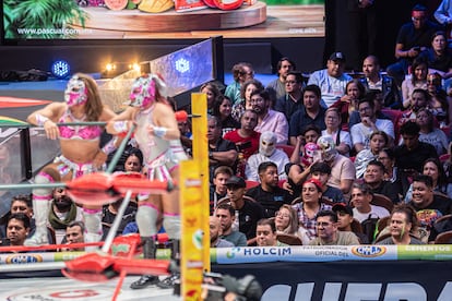 El público ve las luchas de la Arena México. El 26 de agosto del 2025.