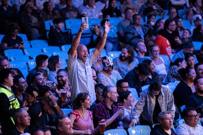 Un turista se emociona al ver la lucha libre mexicana dentro de la Arena México. El 26 de agosto del 2025.