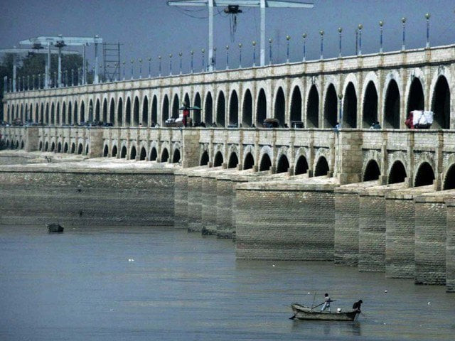Low flood at Kotri as Indus ebbs at Guddu