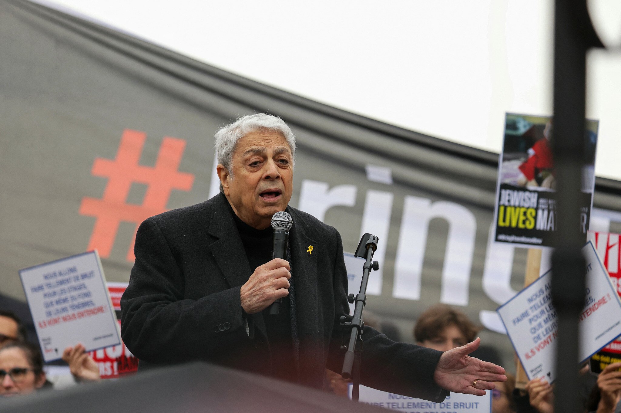 Turkey bans veteran Jewish-French singer’s concert in anticipation of protests