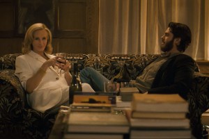 (L to R) Julia Roberts as Alma and Andrew Garfield as Hank in AFTER THE HUNT, from Amazon MGM Studios.Photo Credit: Courtesy of Amazon MGM Studios© 2025 Amazon Content Services LLC. All Rights Reserved.