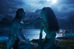 (L-R) Lo’ak (Britain Dalton) and Tsireya (Bailey Bass) in 20th Century Studios' AVATAR: FIRE AND ASH. Photo courtesy of 20th Century Studios. © 2025 20th Century Studios. All Rights Reserved.