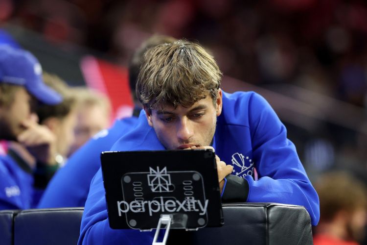 Analyzing the data courtside: Flavio Cobolli for Team Europe. 