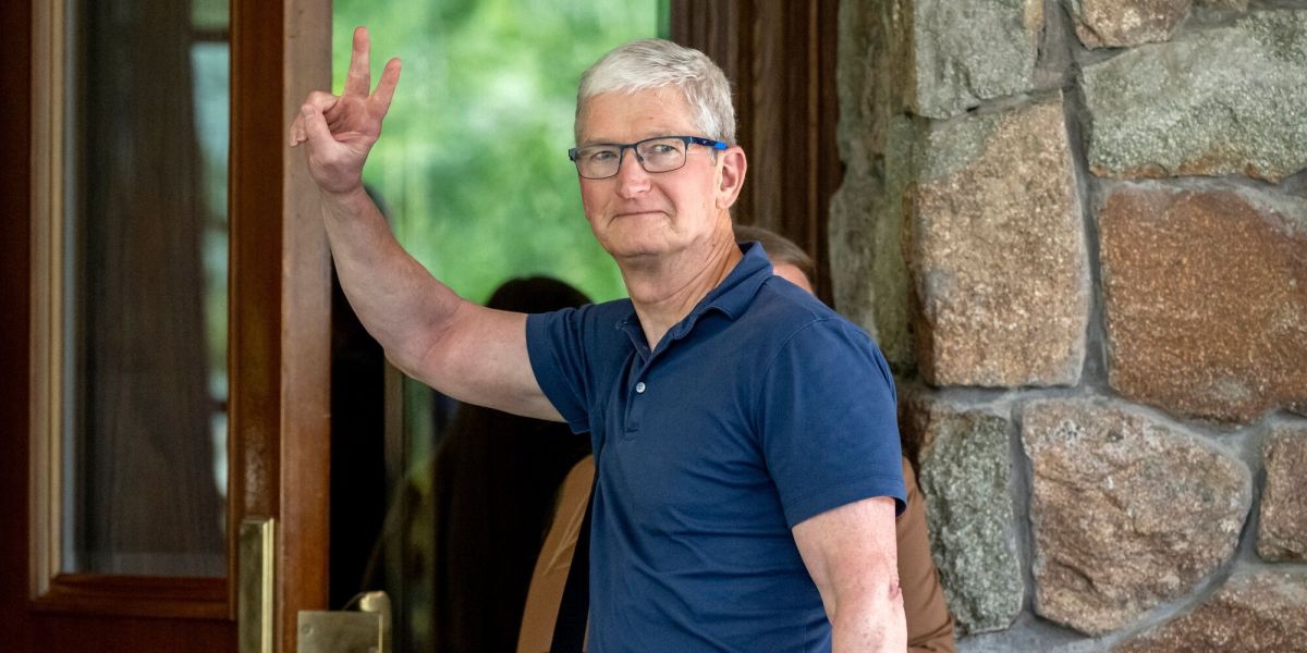 Frustrated Wall Street analysts want Apple to buy Perplexity. It’s reportedly planning to beef up Siri to beat it instead