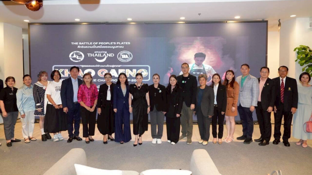 Group photo at Khao Gaeng launch – TAT executives, partners, and vendors join for Thai Curry Rice Championship 2025 opening.