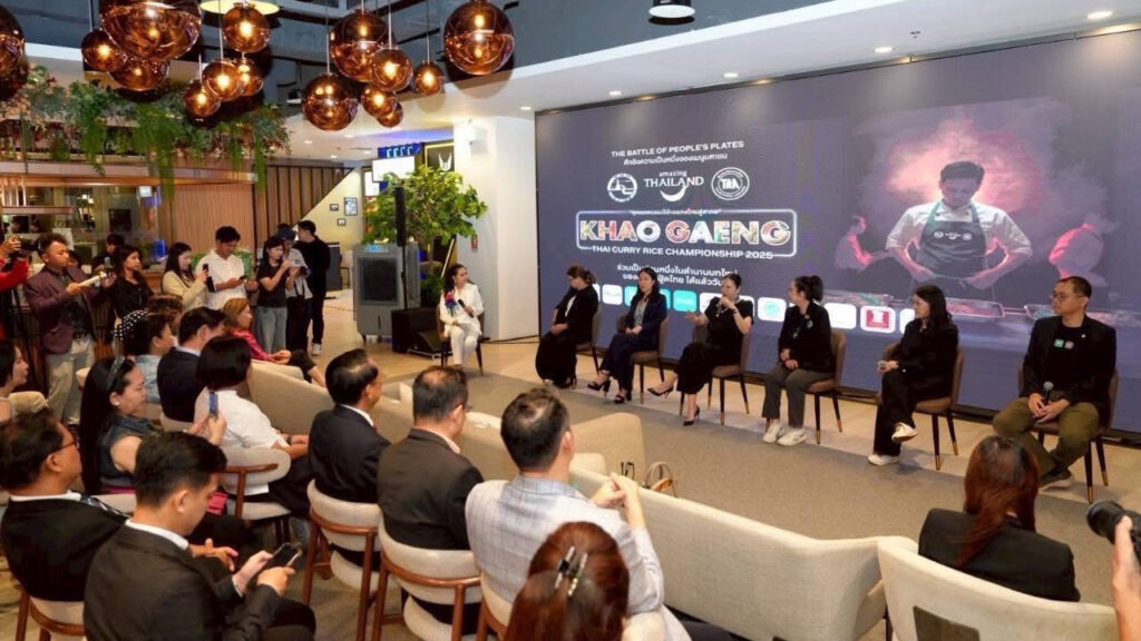 Panel discussion at Khao Gaeng launch – Tourism leaders and partners presenting Thailand’s curry rice initiative to audience.