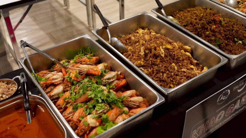 Seafood and fried rice trays – Shrimp curry and Thai-style rice showcased at Khao Gaeng Championship.