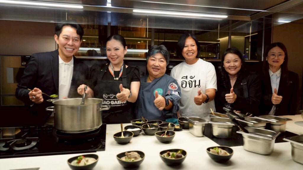 Cooking demo at Khao Gaeng event – Chefs and organisers preparing Thai curry rice bowls together.