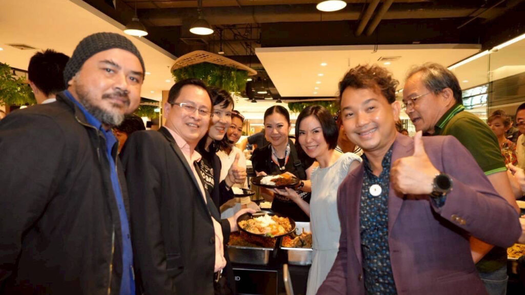 Guests enjoying curry rice tasting – Participants holding plates at Thai Curry Rice Championship 2025.