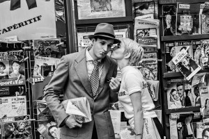 Nouvelle Vague. (L-R) Aubry Dullin as Jean-paul Belmondo and Zoey Deutch as Jean Seberg in Nouvelle Vague. Cr. Jean-Louis Fernandez/Courtesy of Netflix