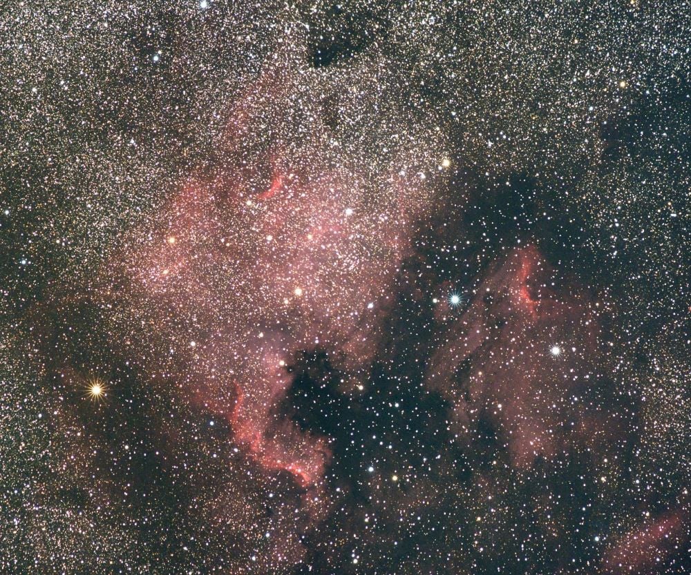 This image shows the North America Nebula (left) and the Pelican Nebula (right). By Gil-Estel - Own work, CC BY 2.5, https://commons.wikimedia.org/w/index.php?curid=2837597