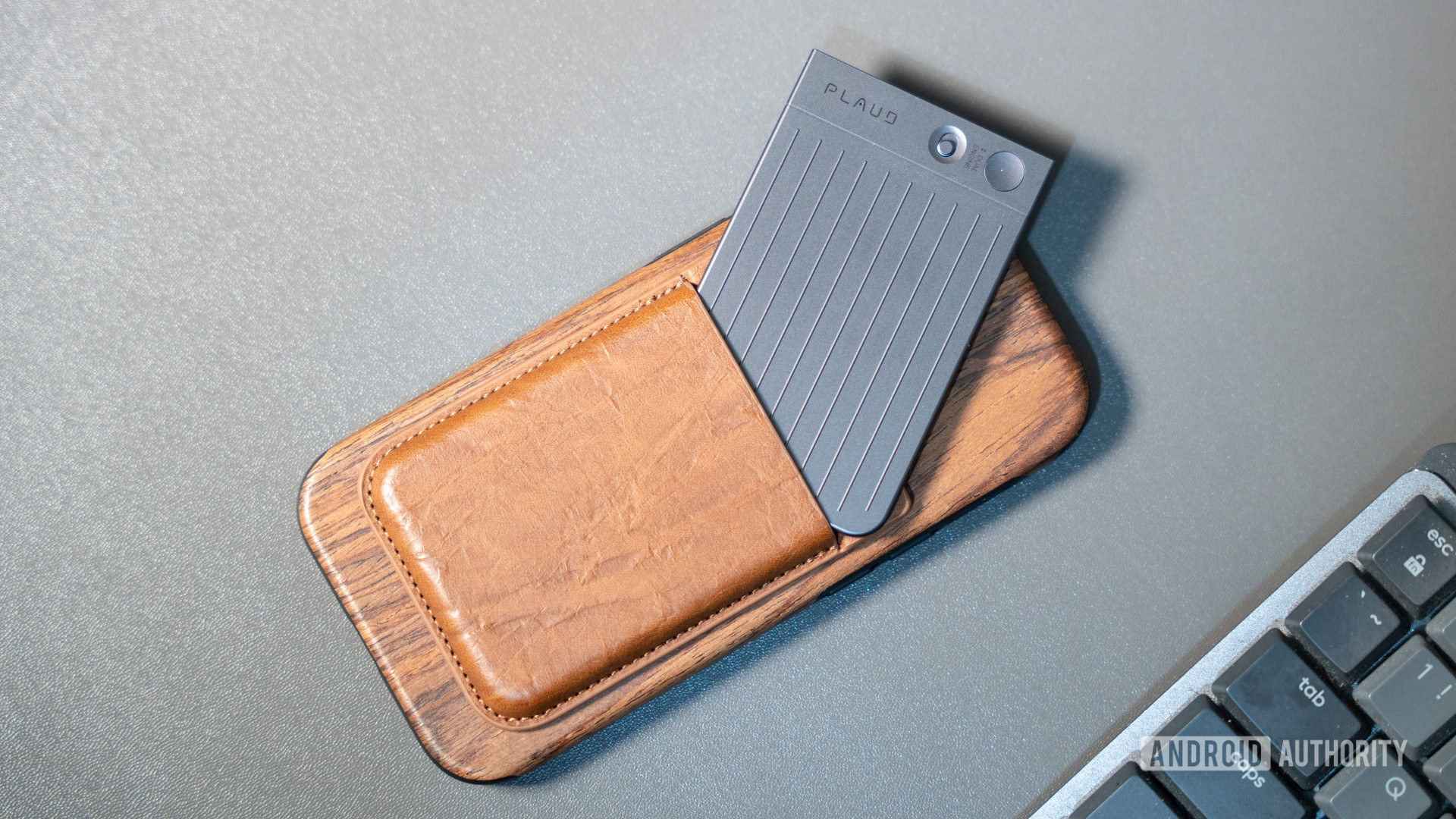 PLAUD NOTE in smartphone case sticking out PLAUD NOTE in smartphone case sticking out