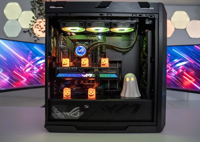 A Halloween-themed PC build featuring pumpkin candles and a ghost
