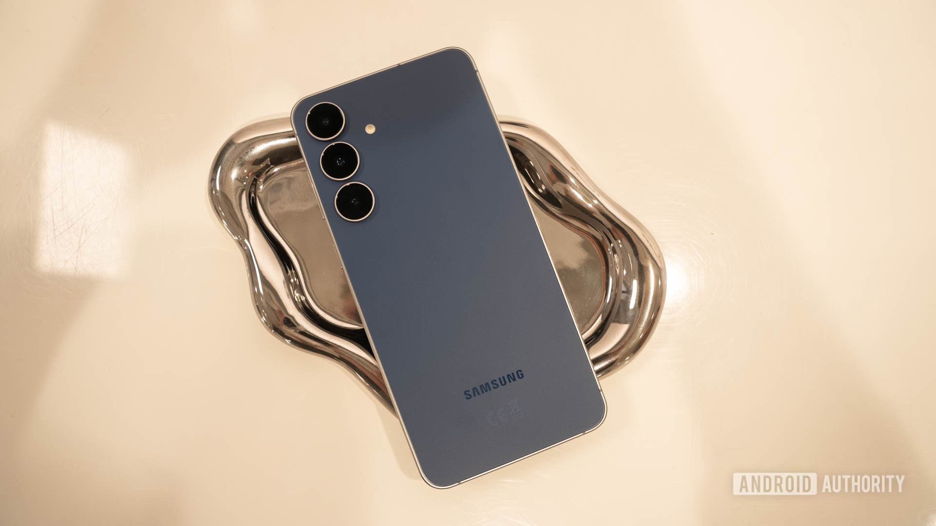 Samsung Galaxy S25 FE in Navy on silver tray Samsung Galaxy S25 FE in Navy on silver tray