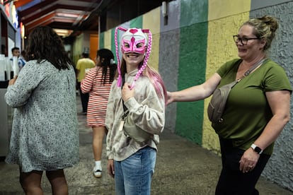 Una turista de Vancouver usa una máscara de luchadora, dentro de la Arena México. El 26 de agosto del 2025.