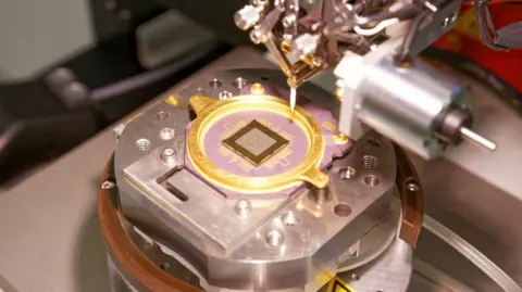 Leonardo The sensor being fitted to the IASI-NG instrument.