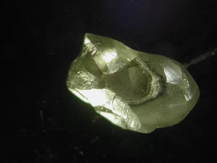 Diamond from South Africa with inclusion-rich zones and a clearer central region