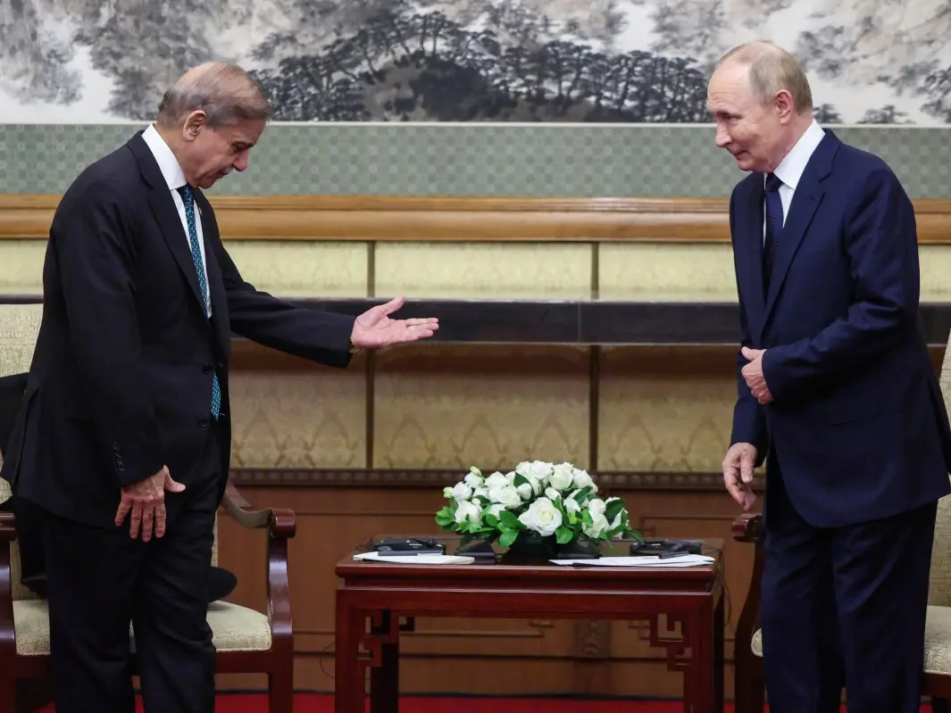 Pakistan PM humiliated, once again! Shehbaz Sharif's headphone fumbles during meeting. This is how Putin reacted | WATCH
