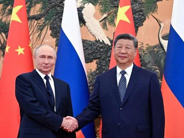 Russia, China toast ever closer ties