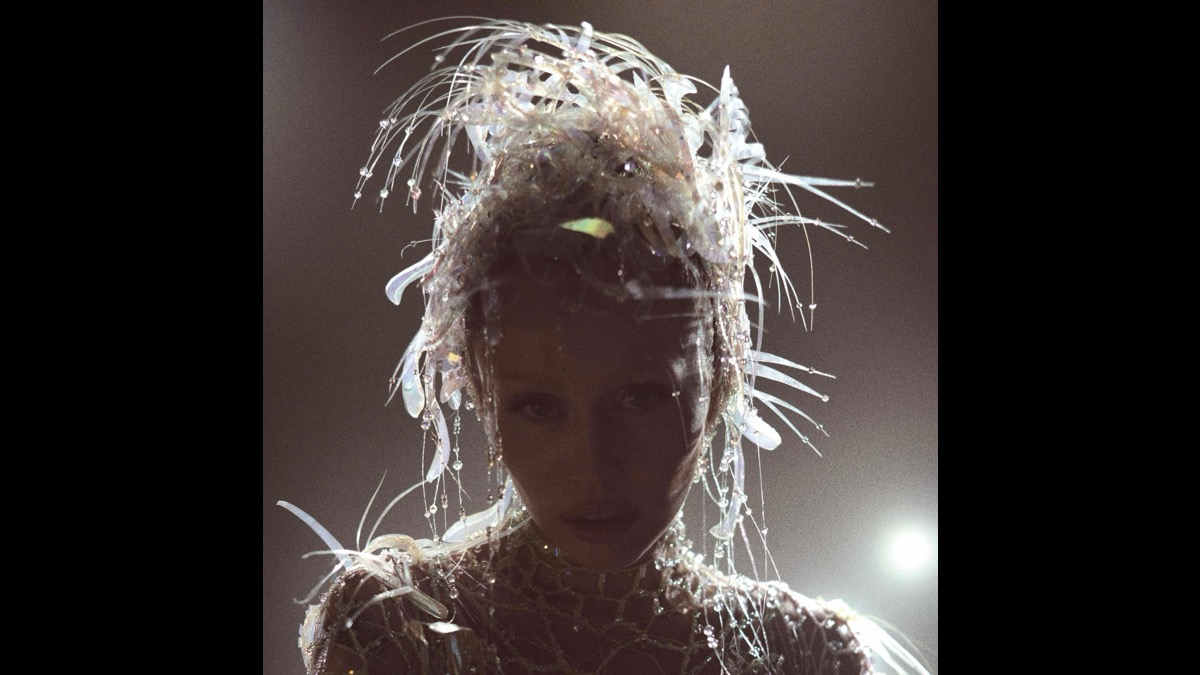 Miley Cyrus Shares ‘Secret’ With Lindsey Buckingham And Mick Fleetwood ::antiMusic.com