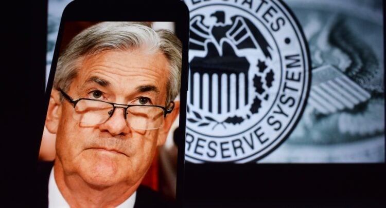 Powell Warns of Labor Market Risks amid Easing Inflation Pressures
