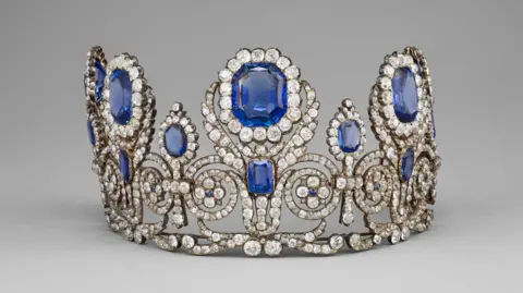 © RMN - Grand Palais (Musée du Louvre) Mathieu Rabeau A jewelled crown with sapphires - Parure Marie-Amélie diadème