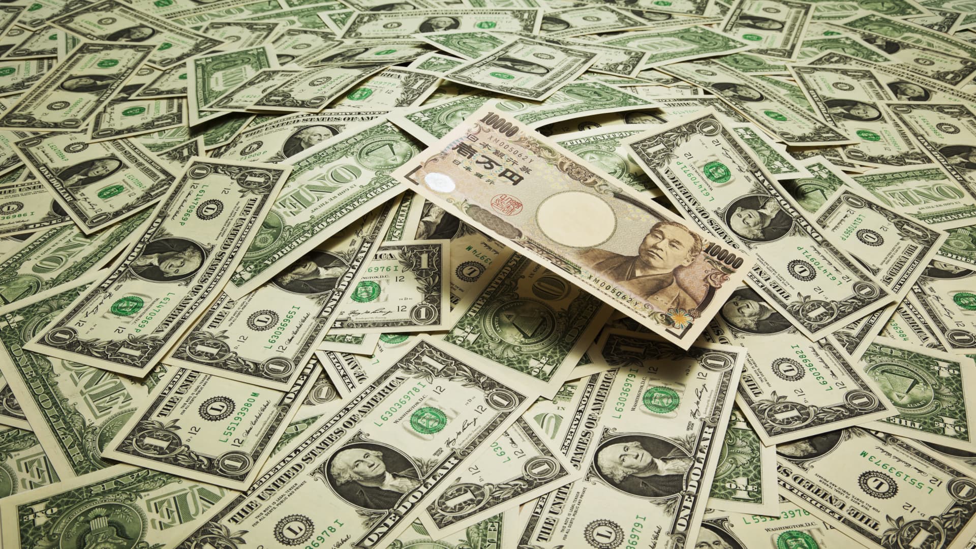 Dollar gains as Fed cut bets recede; yen on guard
