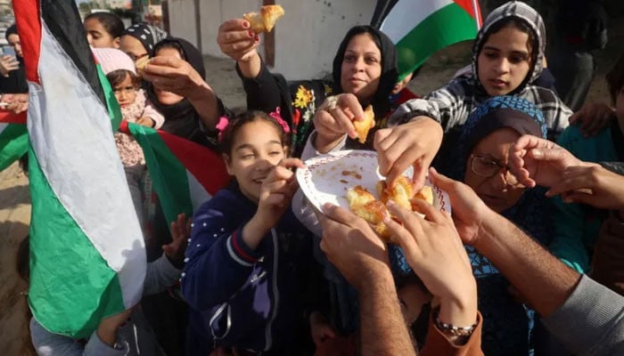 Palestinians freed from Israeli jails return to loved ones
