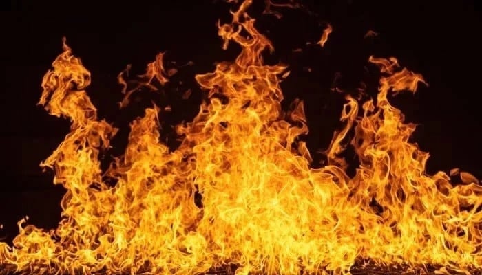 Fire near University of Karachi leaves one dead, several huts burnt