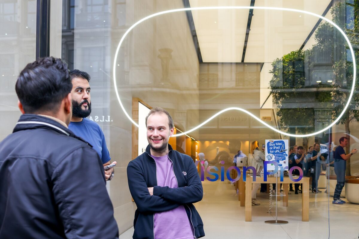 Inside Apple’s Pivot From a ‘Vision Air’ Headset to Meta-Like Smart Glasses – Bloomberg.com