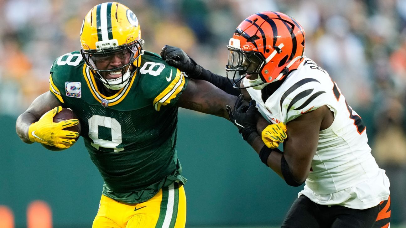 Josh Jacobs battles through illness, has 2 TDs in Packers win