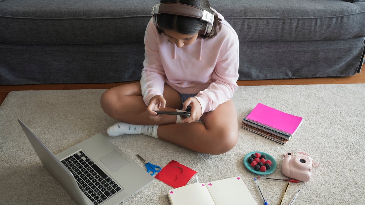 Kids who use social media score lower on reading and memory tests, a study shows