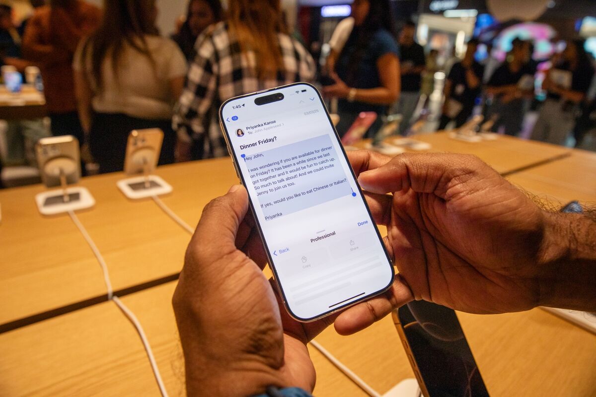 Apple’s Head of ChatGPT-Like AI Search Effort to Leave for Meta