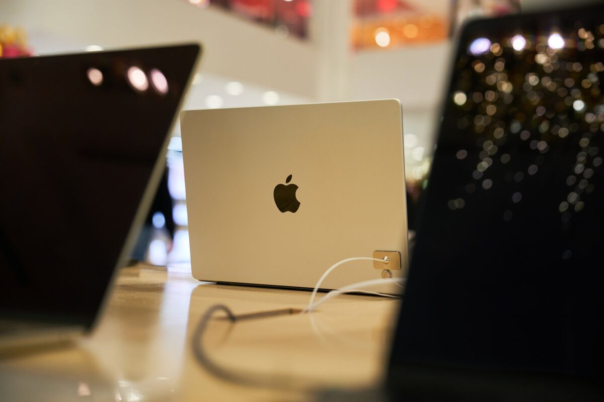 Apple Readies High-End MacBook Pro With Touch, Hole-Punch Screen