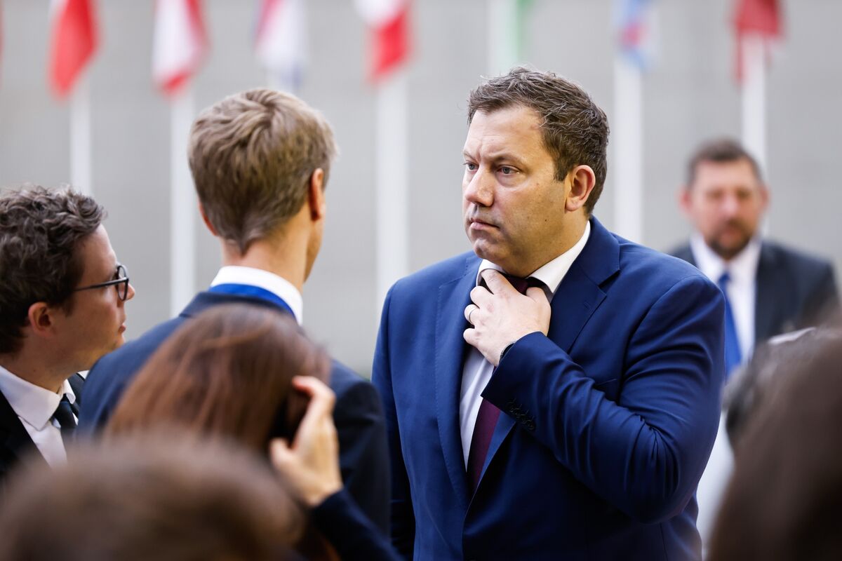 German Finance Chief Slams China’s Rare-Earth Export Limits