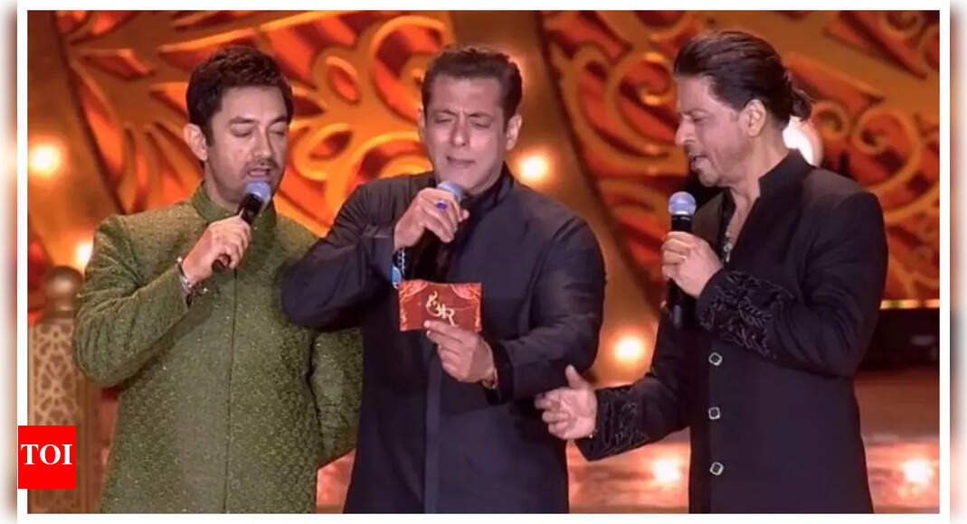 ‘He wanted to sing for longer’: Fans REACT as Shah Rukh Khan interrupts Aamir Khan’s song midway | Hindi Movie News