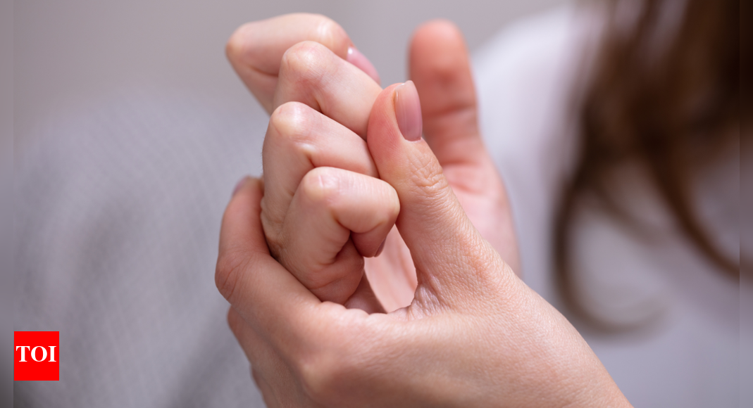 Does cracking knuckles cause arthritis? AIIMS neurologist reveals