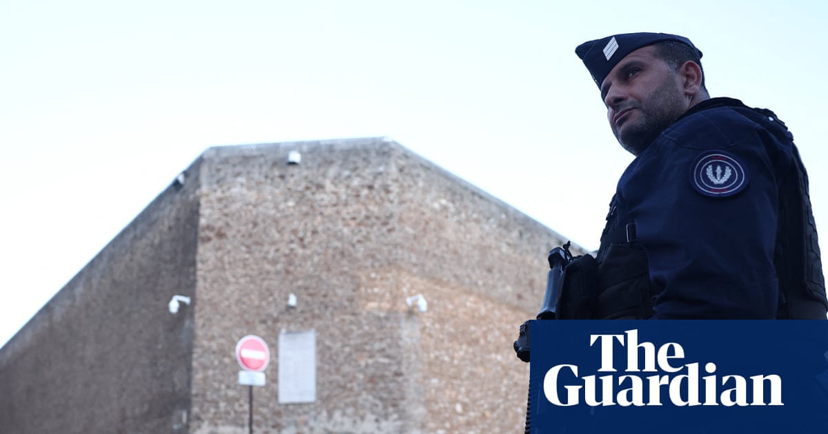 What can Sarkozy expect in La Santé prison and what has he taken with him? | Nicolas Sarkozy