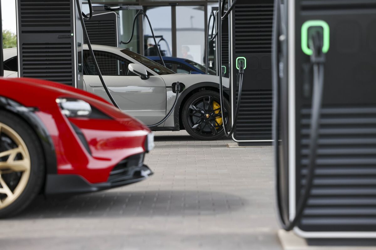 Porsche Swings to Near €1 Billion Loss After EV Pullback