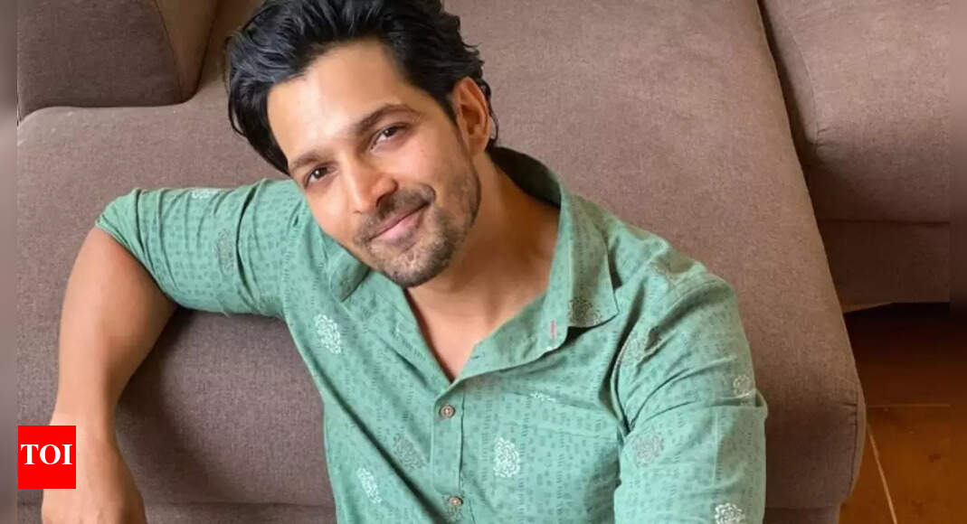 ‘Ek Deewane Ki Deewaniyat’ star Harshvardhan Rane waves to fans from bus; clicks pictures during promotion – Watch | Hindi Movie News