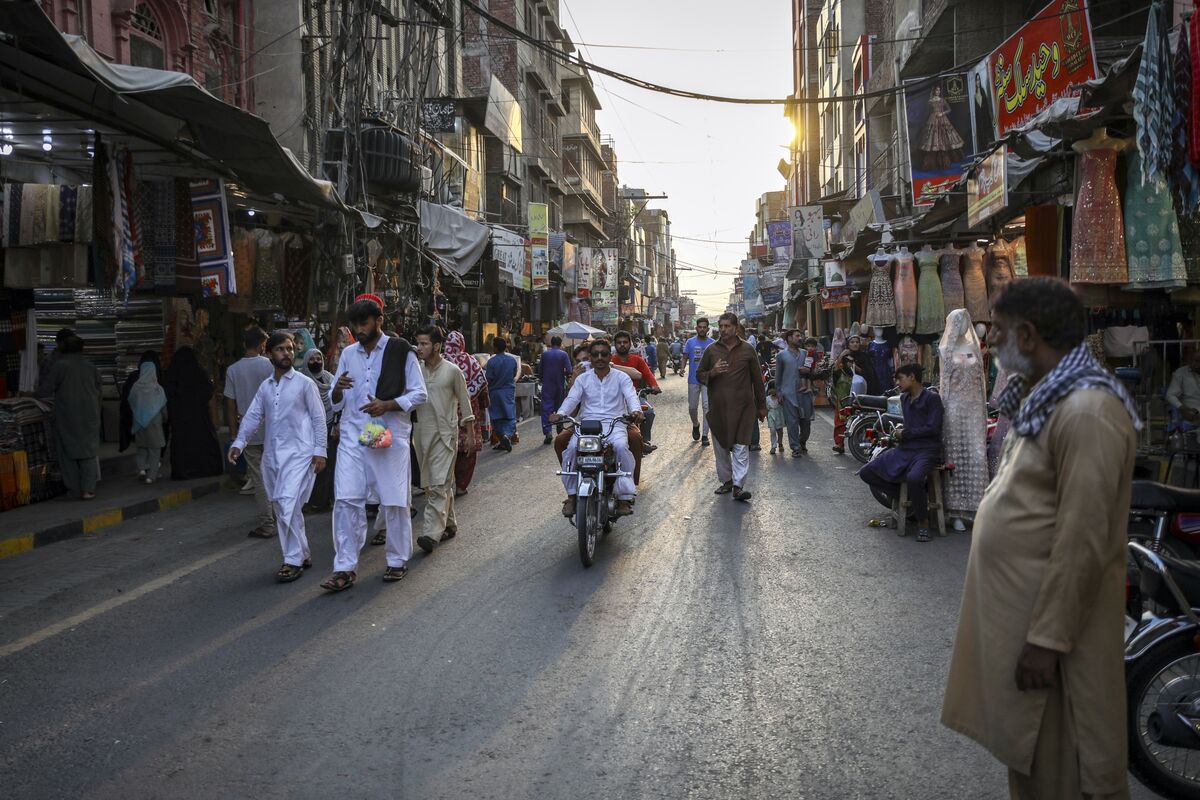 World Bank Says Pakistan’s Slow Growth Fails to Improve Living Standards