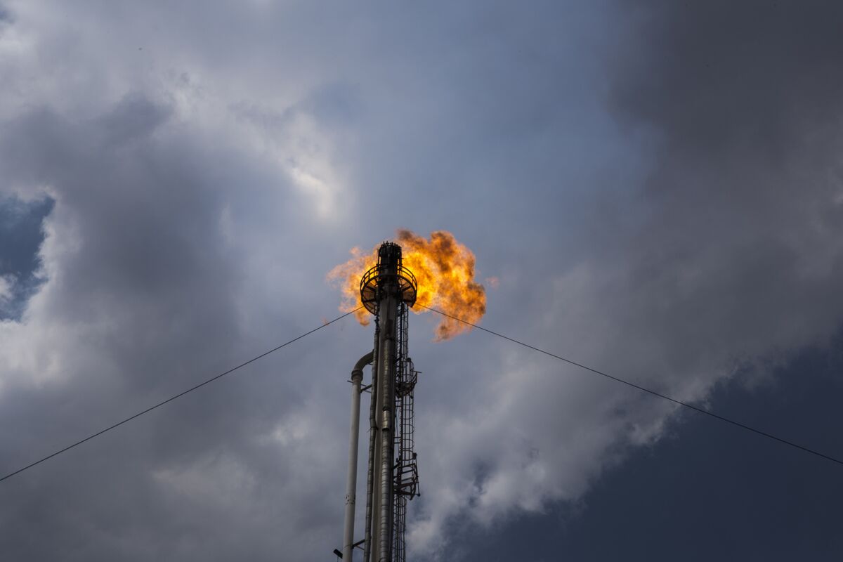 Oil Edges Lower as Traders Set Sights on US-China Summit, OPEC+ – Bloomberg.com