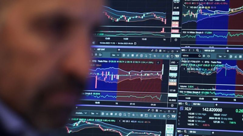 Dow falls 400 points as bank stocks tumble