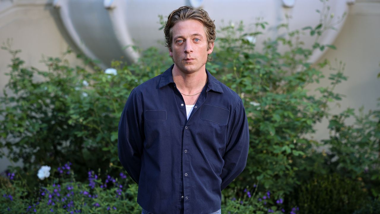 Follow Jeremy Allen White’s Lead and Chop the Hem Off Your Work Shirt