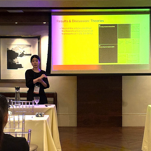 Garim Lee giving a presentation