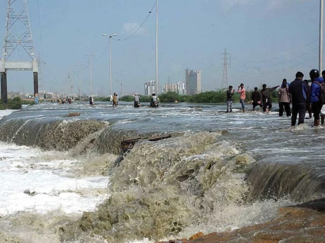 Gold rush fever grips Karachi as crowds dig along Malir River